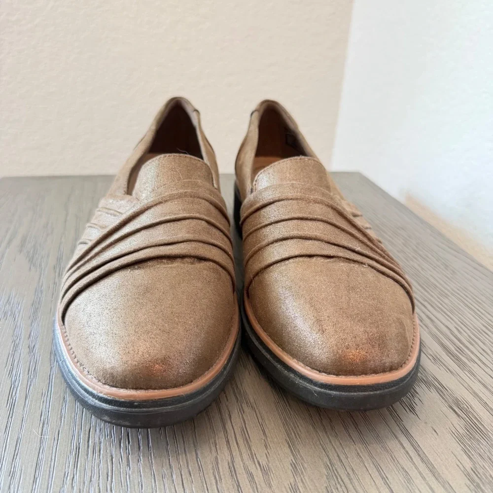 Clarks Collection Womens 11 W Bronze Metallic Shimmer Pleated Slip On Loafers - Picture 2 of 7
